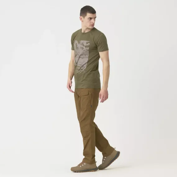 Футболка с принтом «Приключения ждут вас» (T-shirt (Adventure Is Out There)) | Helikon-Tex